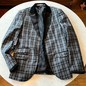 Mens slim plaid suit. 38R 31/32 pants.